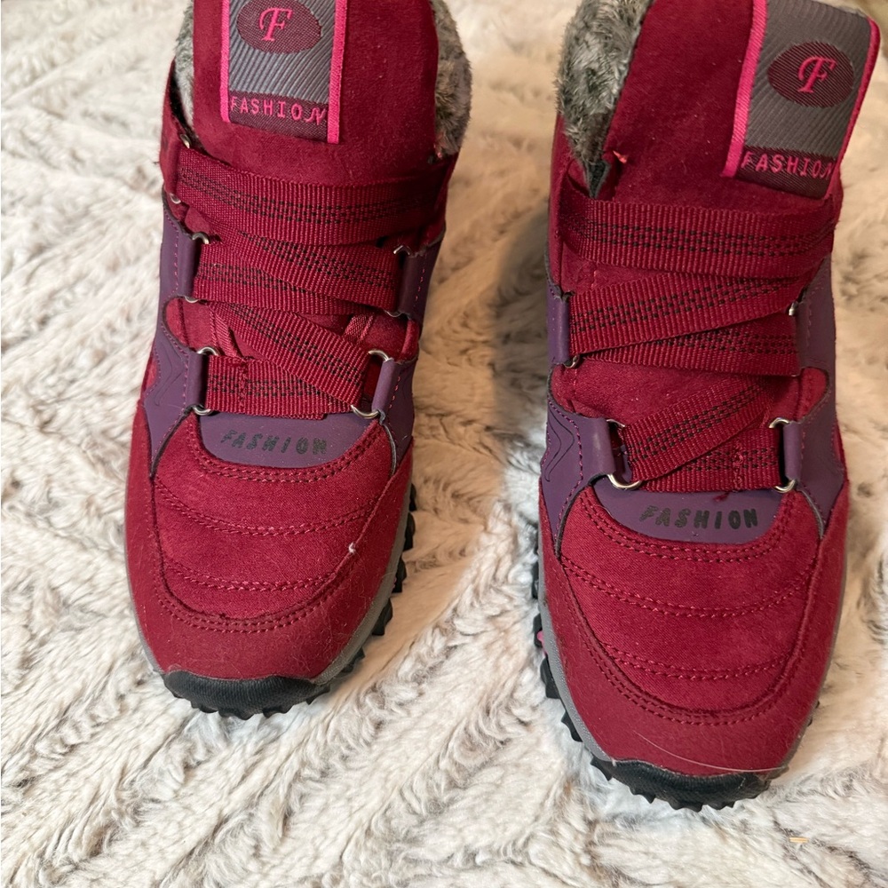 Fashion weather resistant short fur lined boos. Great grip soles Velcro close